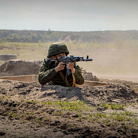 Новобранцы проходят курс начальной военной подготовки на полигонах