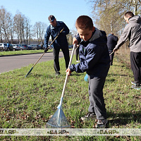 Войска Гродненского гарнизона принимают активное участие в республиканском субботнике