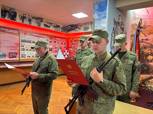 Военнообязанные, призванные на сборы в 120 омбр, приняли присягу