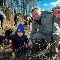 В разных уголках Беларуси военнослужащие приводят в порядок территории