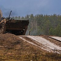 Курсанты Военной академии сдали экзамен по вождению боевых машин
