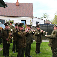 Слонимские гвардейцы поздравили своего кумира