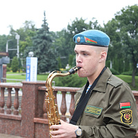 Десантники дарят девушкам цветы... и хорошее настроение