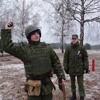 Учатся гвардейцы