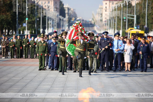 Торжественная церемония возложения цветов к монументу Победы