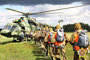 Военнослужащие в/ч 89417 отработали десантирование из вертолета Ми-8 на воду