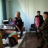 В минувшие выходные военнослужащие поздравили педагогов с профессиональным праздником