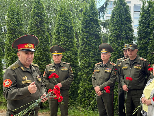 Офицеры ДМВС почтили память погибших воинов