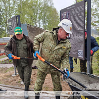 Военнослужащие Гродненского гарнизона и ветераны Вооруженных Сил принимают участие в республиканском субботнике