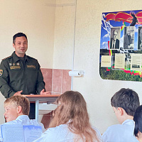 Военнослужащие провели урок мужества для школьников