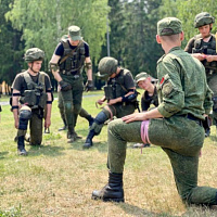 Учатся гвардейцы