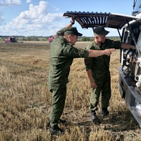 Военнослужащие продолжают оказывать помощь сельским труженикам в уборочной страде