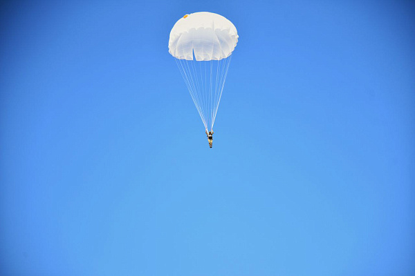 Военнослужащие 38 одшбр совершили прыжки с парашютом