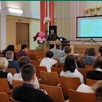 Диалог о значении важного государственного праздника