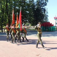 Цветы к монументу героям