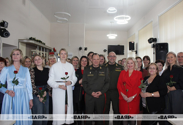 В ЗОК поздравили военнослужащих-женщин и представительниц гражданского персонала с Днём матери