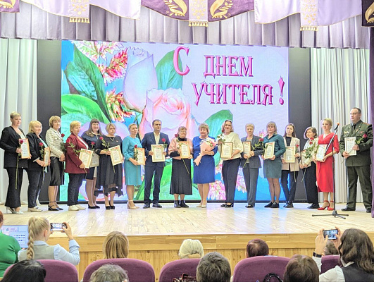 Военнослужащие Вооружённых Сил поздравили учителей с предстоящим праздником