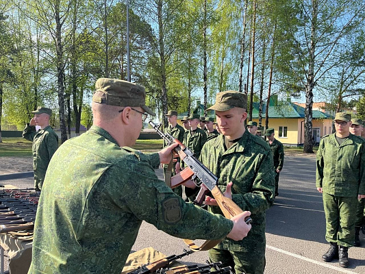 Торжественная церемония вручения штатного оружия