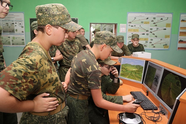 Школьники продолжают проводить каникулы с армией