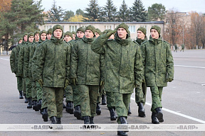 В Минской военной комендатуре новобранцы проходят начальную военную подготовку