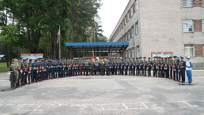 Военнослужащим Республики Кыргызстан, принимавшим участие в военном параде, вручили памятные подарки