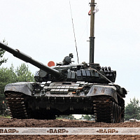 Танкисты механизированных бригад держат экзамен по преодолению водной преграды