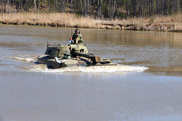 Занятия по вождению боевых машин на плаву с военнослужащими 11 омбр
