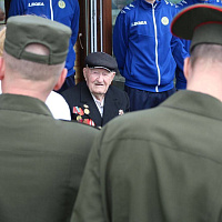 Слонимские гвардейцы поздравили своего кумира