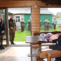 Гвардейцы поздравили ветеранов