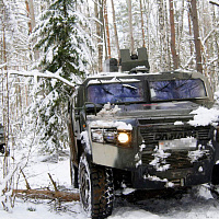 Военнослужащие 5 обрСпН отрабатывают навыки вождения легкобронированной техники на бронеавтомобилях «Дракон»