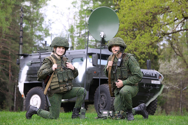 С праздником, воины-связисты!