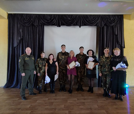 Военнослужащие 7-го инженерного полка торжественно поздравили своих коллег-женщин с Днем матери 