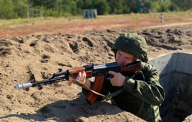 Курсанты военного факультета в ГрГУ имения Янки Купалы прошли обкатку танком