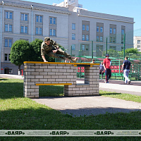 Участники чемпионата дружественных армий государств-участников СНГ по многоборью ВСК преодолели полосу препятствий