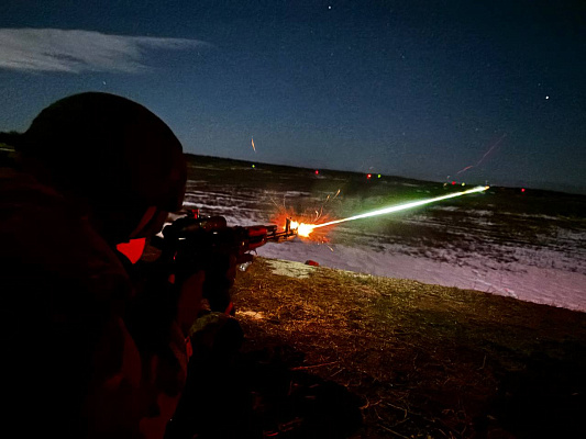 Военнослужащие 19 омбр отработали навыки стрельбы в ночное время
