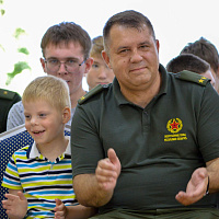 Военнослужащие присоединились к акции «Соберем детей в школу»