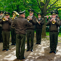 Витебские десантники поздравили ветерана Вооружённых Сил с наступающим праздником