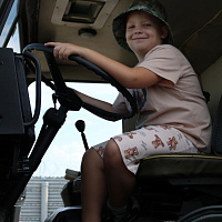 Военнослужащие 36-й дорожно-мостовой бригады устроили праздник воспитанникам Жодинского социально-педагогического центра