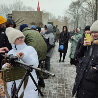 Гвардейцы подарили праздник