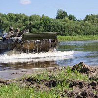 Занятие с курсантами Военной академии по вождению боевых машин с преодолением водной преграды