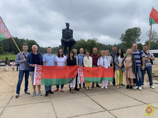 Цветы к памятнику «Непокоренный человек»