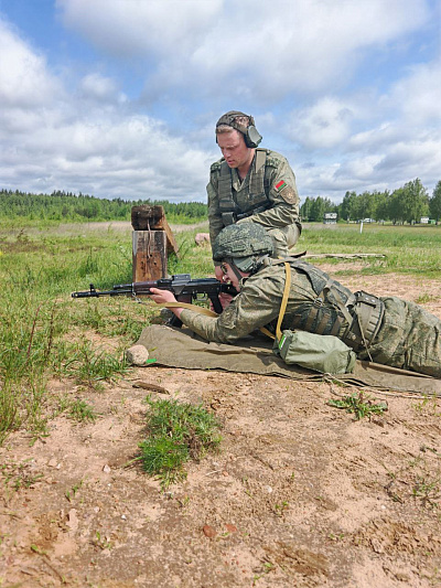 Военнослужащие 65-й автомобильной бригады отработали приемы и способы ведения огня из штатного оружия
