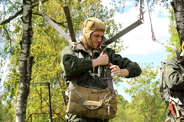 Подготовка к первому прыжку с парашютом