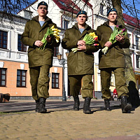 Брестские десантники поздравили горожанок с Днем женщин