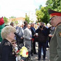 Головы в скорби склонив