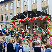 Военнослужащие 50 саб и 49 ртбр поздравили школьников с Днём знаний