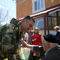 Брестские десантники поздравили ветеранов