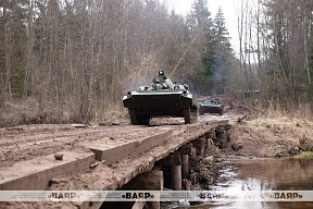 Подразделения одного из соединений войск Северо-Западного оперативного командования совершают марш в районы сосредоточения