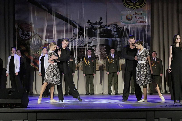 С песней и служить веселее