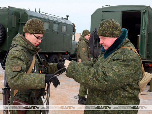      В одной из воинских частей ЗОК продолжаются занятия с военнообязанными, призванными из запаса